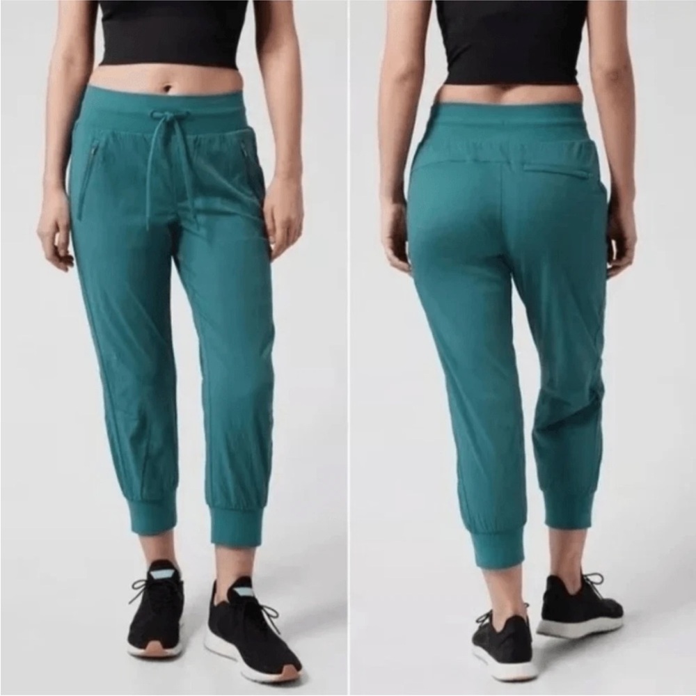 Athleta EUC Ripstop Trekkie North Crop 23” Joggers